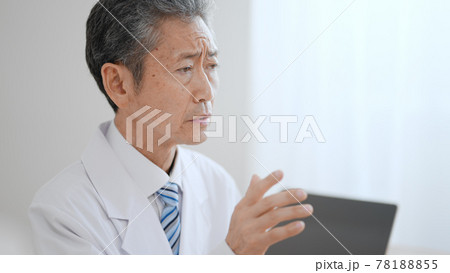 高齢の男性医師　険しい表情 78188855