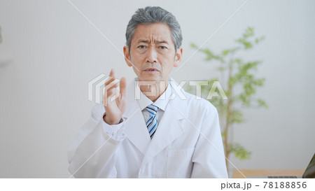 高齢の男性医師　険しい表情 78188856