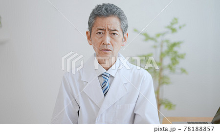 高齢の男性医師　険しい表情 78188857