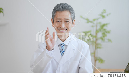 高齢の男性医師イメージ 笑顔 高齢の男性医師イメージ 笑顔 78188858