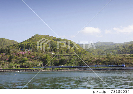 洞爺湖町大磯トンネルを抜けて来た特急北斗（キハ281系）　室蘭本線豊浦ー洞爺駅にて 78189054
