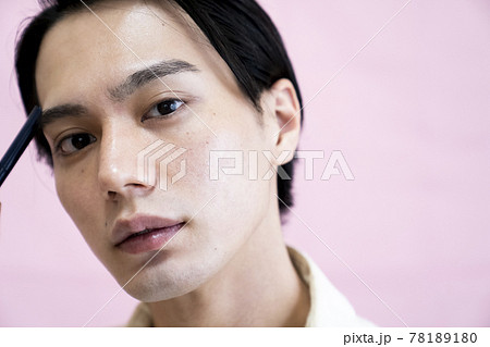 メイクをする男性 78189180