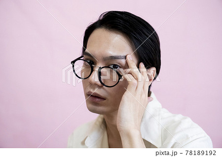 メガネをかけた男性のポートレート 78189192