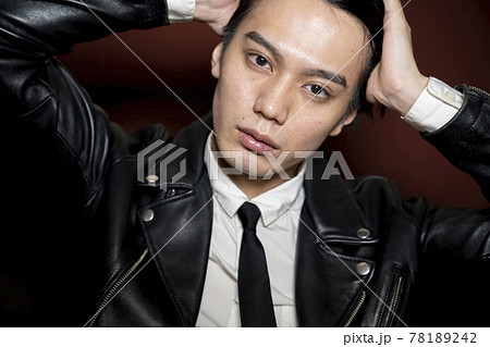 革ジャンを着た男性のポートレートの写真素材