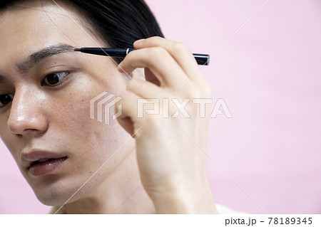 メイクをする男性 78189345
