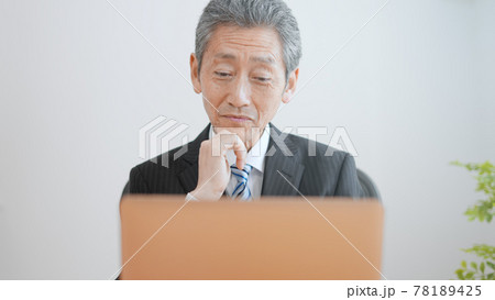 高齢のビジネスマンイメージ　笑う 78189425