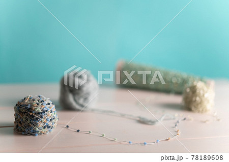 毛糸と木目 78189608