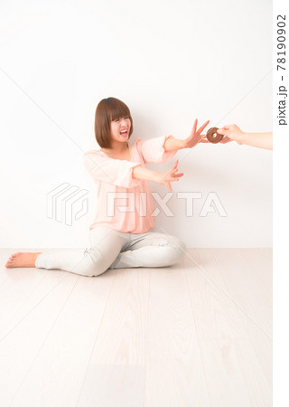 おやつを奪われ困惑する若い女性 おやつを奪われ困惑する若い女性 78190902