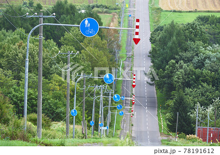 歩行者優先標識が連なる道（北海道） 78191612