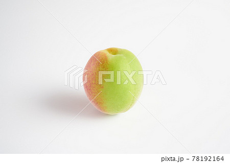 梅の実　白バックで 78192164