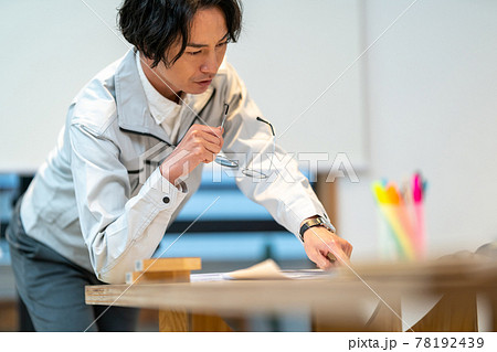 施工図を確認する工事監理者 78192439