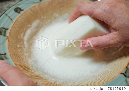 すり鉢で長芋をすりおろす 78195019