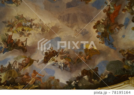 ウィーンのシェーンブルン宮殿 大ギャラリーの天井 78195164