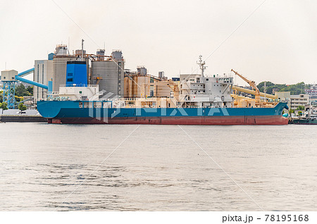 セメント工場と運搬船 78195168