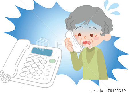 電話で青ざめる高齢女性 電話で青ざめる高齢女性 78195339