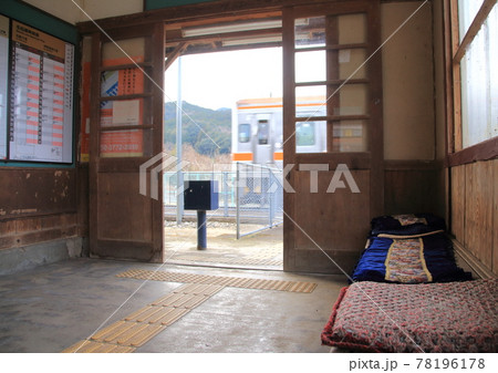 JR名松線の木造駅舎で伊勢竹原駅の駅舎内待合所 JR名松線の木造駅舎で伊勢竹原駅の駅舎内待合所 78196178