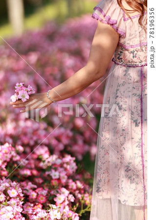 花 バラ 女性 78196356