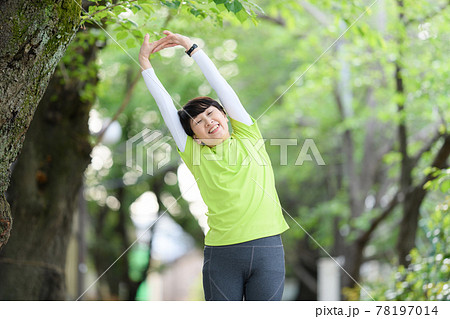 シニア女性　ストレッチ　伸び　新緑 78197014
