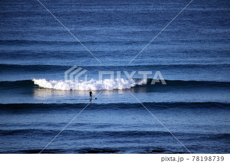 良い波に巡り会えたハワイアンSUPサーファー 良い波に巡り会えたハワイアンSUPサーファー 78198739