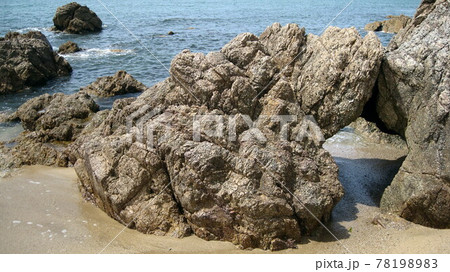 海岸の小さなアーチ型奇岩と海 78198983