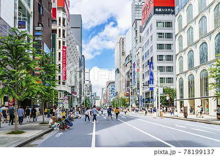 【東京都】たくさんの人で賑わう休日の銀座中央通り 78199137