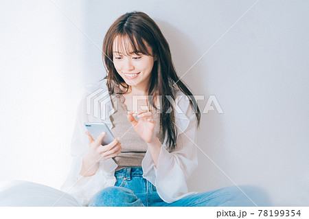 スマホを使う若い女性 78199354