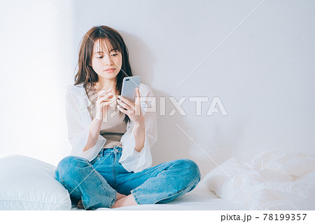 スマホを使う若い女性 78199357