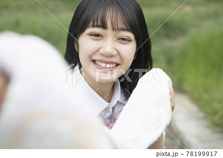 汗　少女 タオルで汗を拭く女子高生の写真素材 [78199917] - PIXTA
