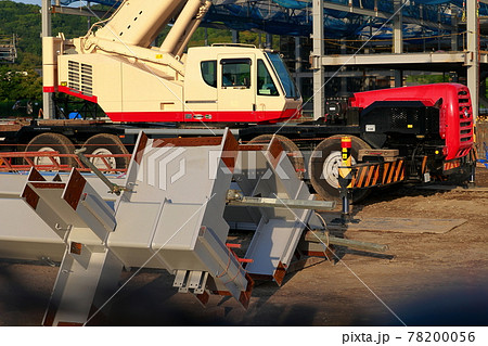 建設現場のクレーン 建設現場のクレーン 78200056