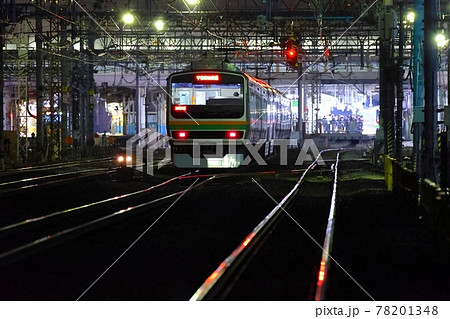 夜の駅に進入する電車のテールライト 78201348