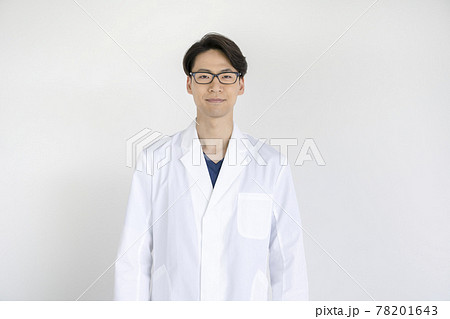 カメラ目線の白衣を着た30代の男性 78201643