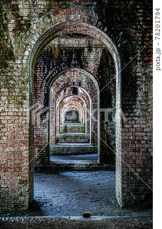 京都サスペンスの煉瓦舞台（縦） 78201794