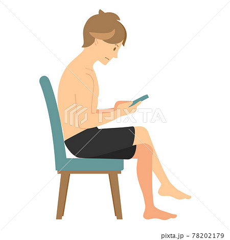 悪い座り方でスマホを見る男性 悪い座り方でスマホを見る男性 78202179