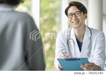笑顔で診察する男性医師 78202185