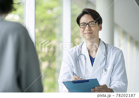 笑顔で診察する男性医師 78202187