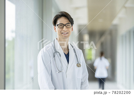 カメラ目線で笑顔の男性医師　ポートレート  78202200