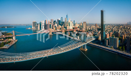 Aerial panorama of Manhattan Bridge and Brooklyn bridge in New York 78202320