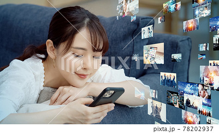 スマホで映像を見る女性　デジタルコンテンツ  78202937