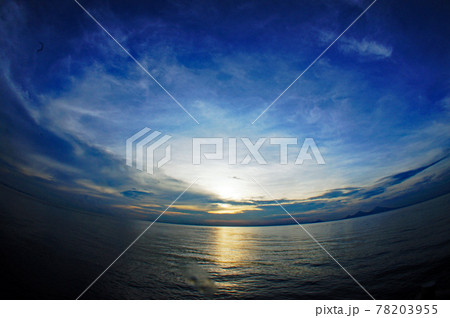 パプアニューギニア、ワリンデイから見える夕陽を魚眼レンズで広さを強調してみました。 78203955