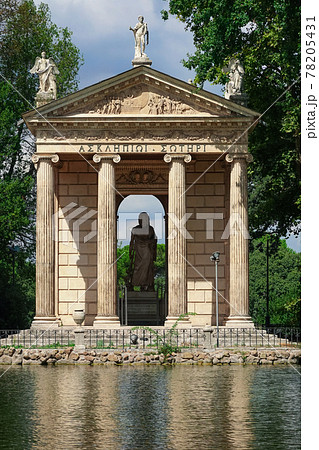まるで絵のような風景、ローマのボルゲーゼ公園、アスクレピオスの神殿が建つ「湖の庭園」でボート遊び 78205431
