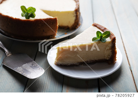 Plane round classic New York cheesecake 78205927