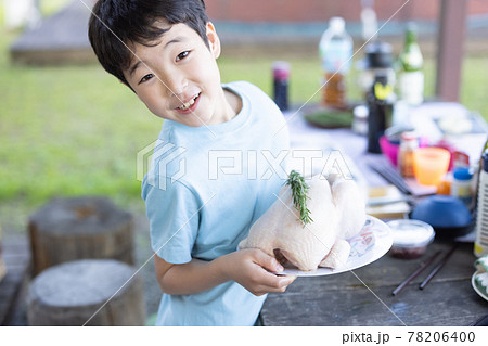 アウトドア料理を楽しむ子ども アウトドア料理を楽しむ子ども 78206400