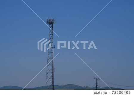 携帯電話の基地局と丘陵と青空(左配置) 岡山県岡山市東区 携帯電話の基地局と丘陵と青空(左配置) 岡山県岡山市東区 78206405
