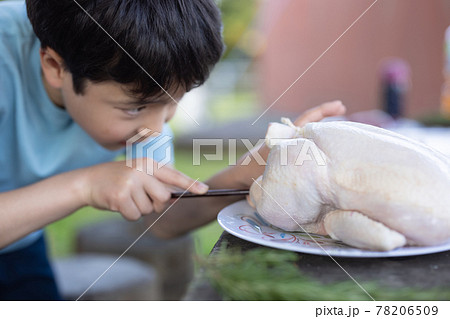 アウトドア料理を楽しむ子ども 78206509