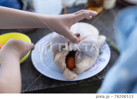 アウトドア料理を楽しむ子ども 78206513