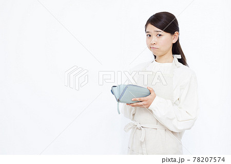 生活費に困る30代の主婦 生活費に困る30代の主婦 78207574