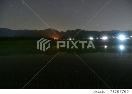 北杜市白州町、星空映す田植えの済んだ水田(横位置) 北杜市白州町、星空映す田植えの済んだ水田(横位置) 78207769