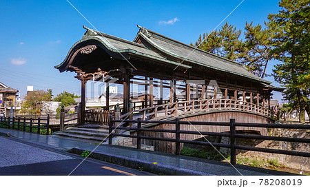 青空を背景に金倉川に架かる金刀比羅宮の鞘橋（香川県琴平町） 78208019