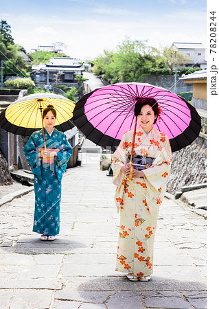 女子旅で着物を着て観光をする若い女性 【杵築市】 女子旅で着物を着て観光をする若い女性 【杵築市】 78208244