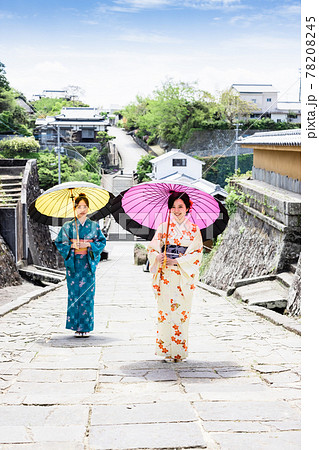 女子旅で着物を着て観光をする若い女性 【杵築市】 女子旅で着物を着て観光をする若い女性 【杵築市】 78208245